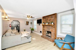 Cozy Bungalow with Patio & Grill, Private and Location